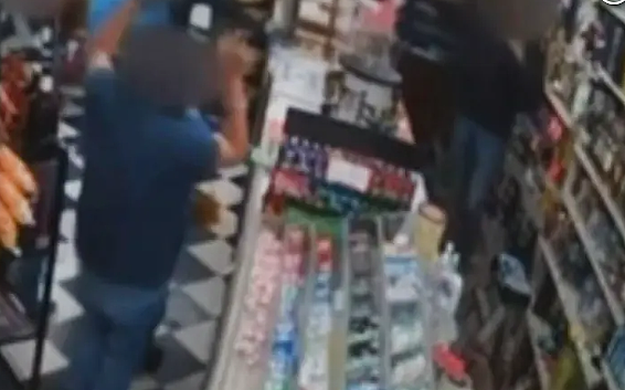 11个印度人自导自演“假抢劫”骗绿卡?监控拆穿全程,主犯获刑+遣返 - 3