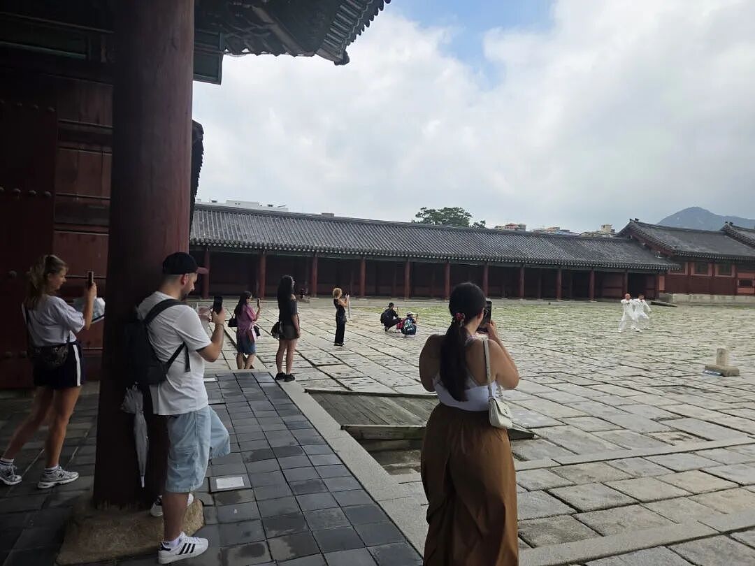 离谱!中国人在韩国宫殿前表演武术,遭外国游客误解:这是韩国武术吗? - 2