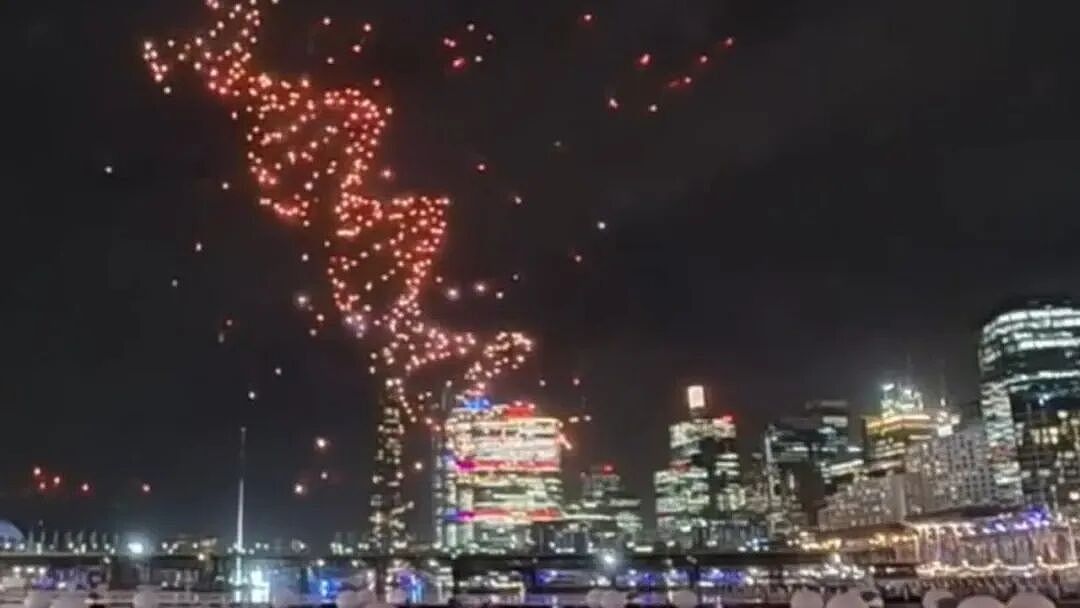 Vivid Sydney突发重大事故！89架无人机集体“翻车”坠海，官方紧急叫停...（组图） - 1