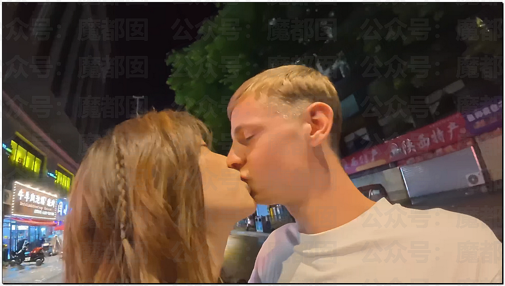 热议！西人网红来华，中国美女主动伴游，拉丝舌吻，开房视频曝光（视频/组图） - 16