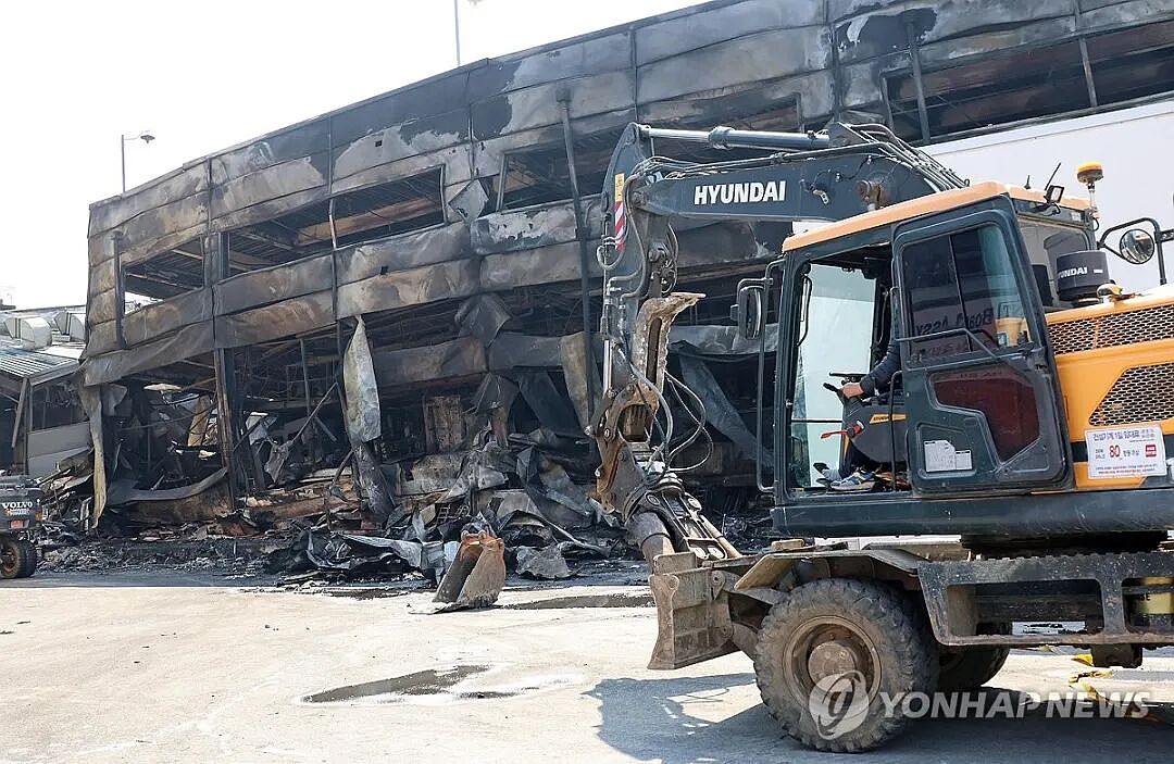 韩国工厂发生大火!74人伤亡(组图) - 3