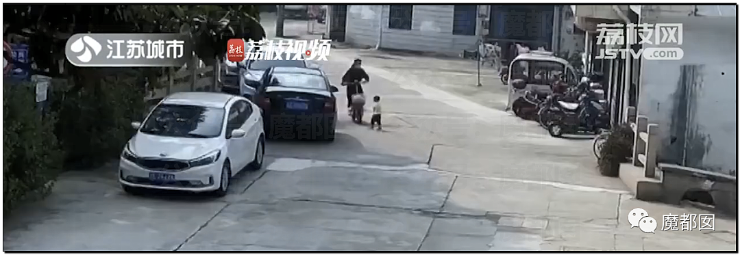 离谱！儿童独自外出冲上马路险被撞，引发安全关注（组图） - 13