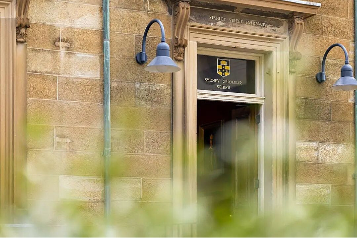 原文所用Sydney Grammar School入口资料照片，用于私校报道配图