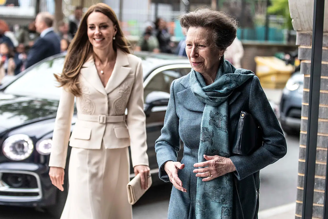 英王室三小只复活节齐登场!夏洛特与凯特母女装,俩儿子和威廉造型像套娃(组图) - 16