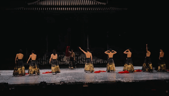 公狗剧场靠“擦边”狂赚1亿，是艺术创新还是消费男色？（组图） - 3