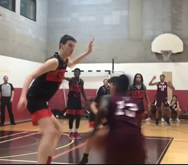 刷爆全网!NCAA史上最高2米36“巨人”登场:2米对手当场看傻 - 3
