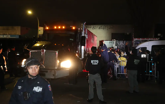 86街游民所爆发冲突,数百华人抗议施工:肉身挡卡车,大批防暴警察出动清场(组图) - 1