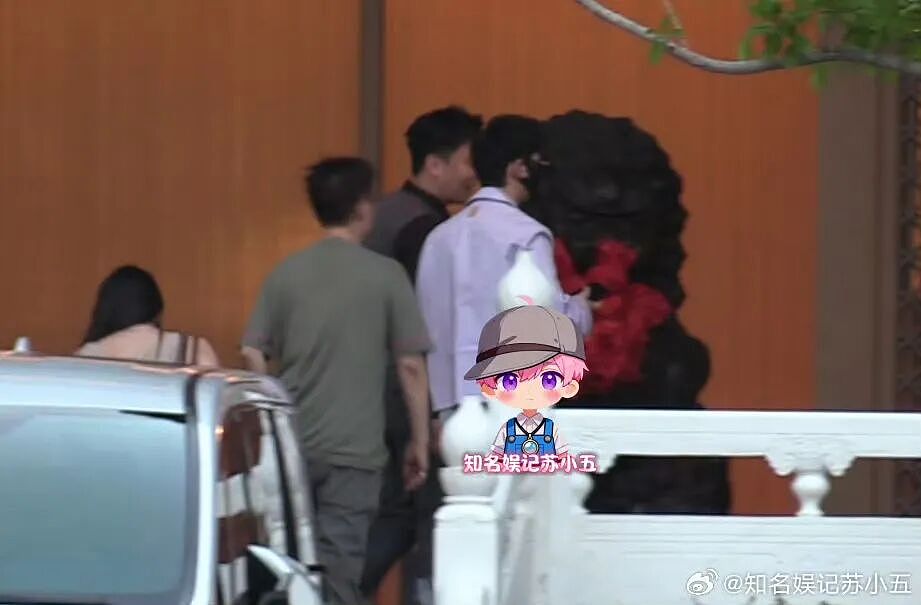 热搜!黄晓明深夜与长发美女同车转场KTV!女方身材高挑,颜值出众,撞脸前任! - 2