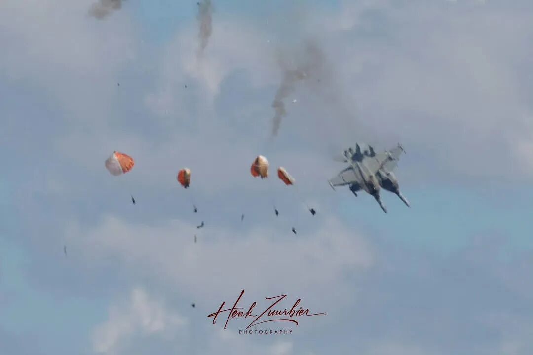 美两架飞机空中相撞并坠毁，飞行员弹射逃生! - 3