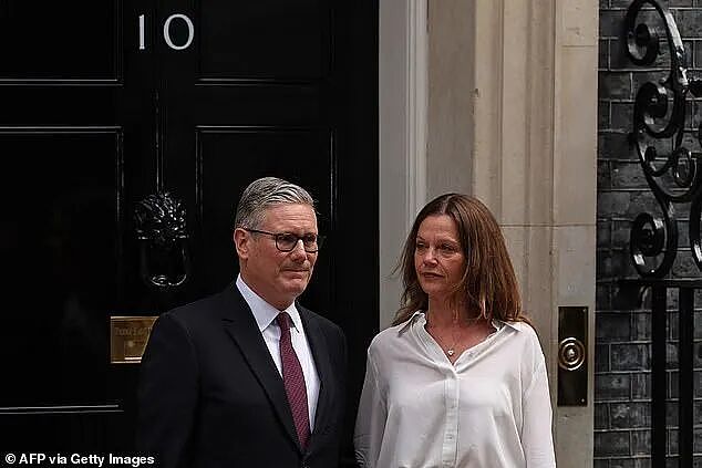 英国首相请辞唐宁街10号，遭到英国人嘲讽：早就该卷铺盖滚蛋了（组图） - 3