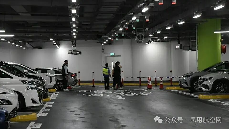 香港机场突发黄金大劫案!价值700万黄金被抢,男子遭多名歹徒砍伤(组图) - 1