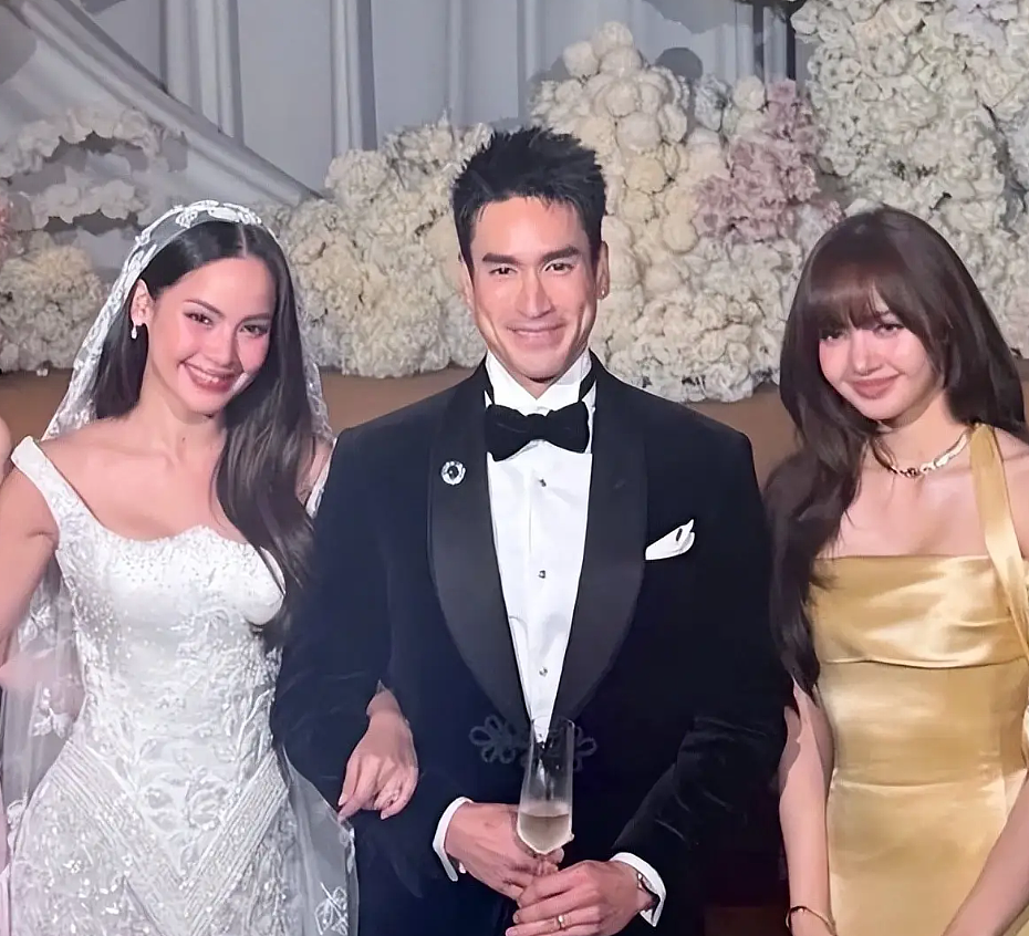 Lisa惊喜现身泰国世纪婚礼,香槟金礼服美翻全场 - 5