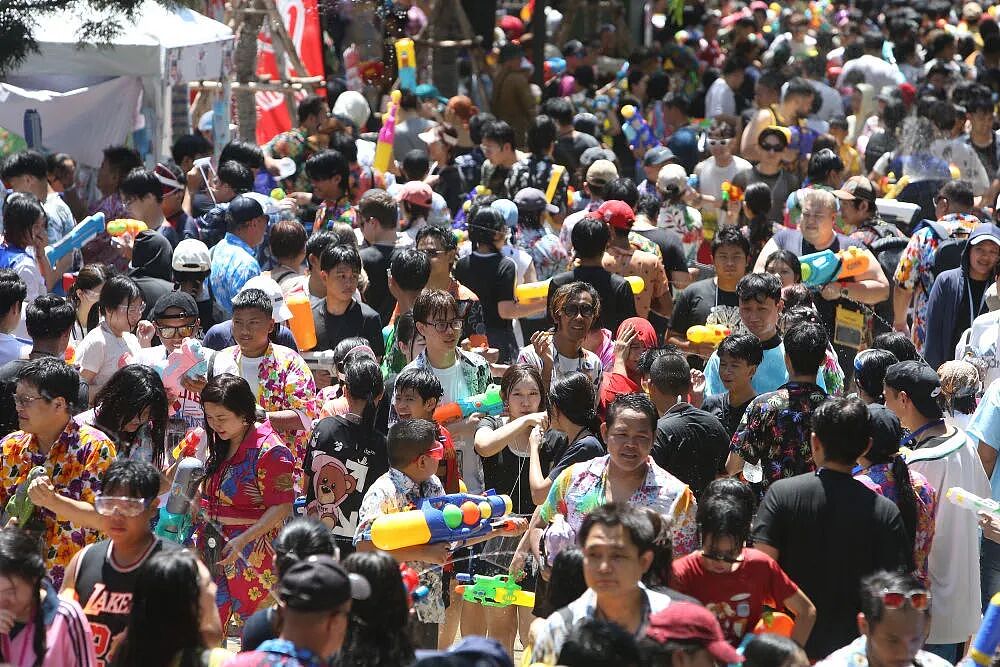 242人死亡1200人受伤!泰国泼水节沦为“死亡陷阱”,女子被泼洒“迷奸药”(组图) - 5