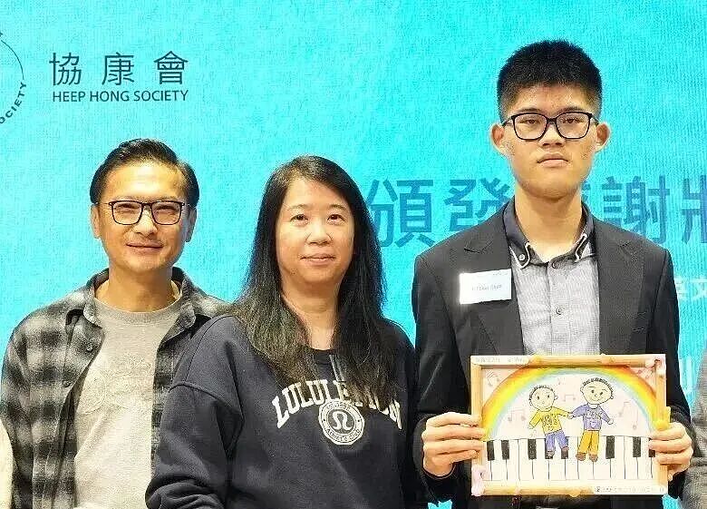 顶流男星为自闭症儿子退圈，如今18岁儿子公开露面，一家三口罕见同台（组图） - 1
