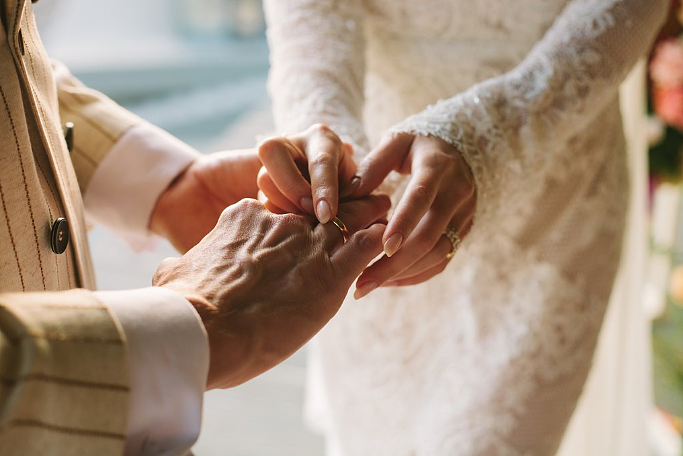 认识5分钟就求婚?记者卧底揭开“中日假结婚”惊人内幕,澳洲早就有同款操作 - 5