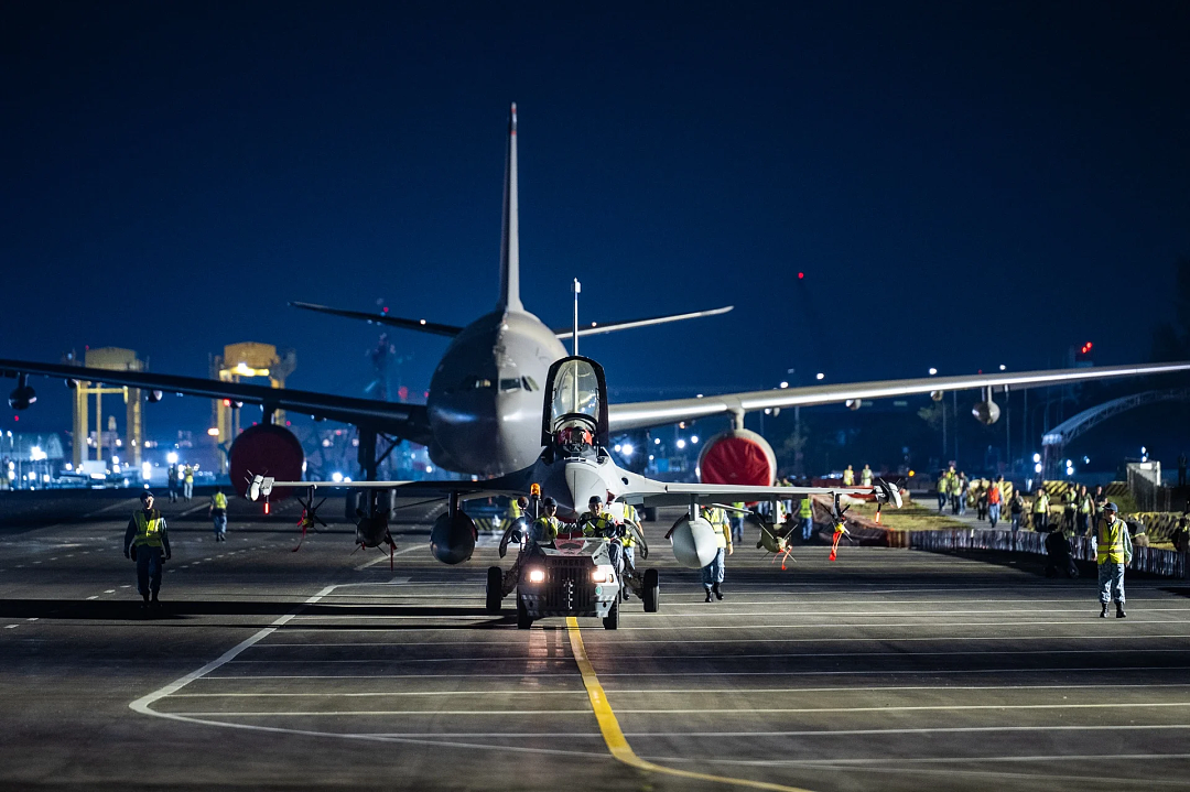 途中遇不明飞行物、带200+同胞穿越危险空域...新加坡空军亲述中东撤侨内幕！（组图） - 3