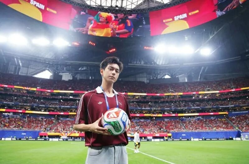 史无前例!演员李现亮相世界杯,成为首位担任正赛开球嘉宾的中国内地艺人(组图) - 1