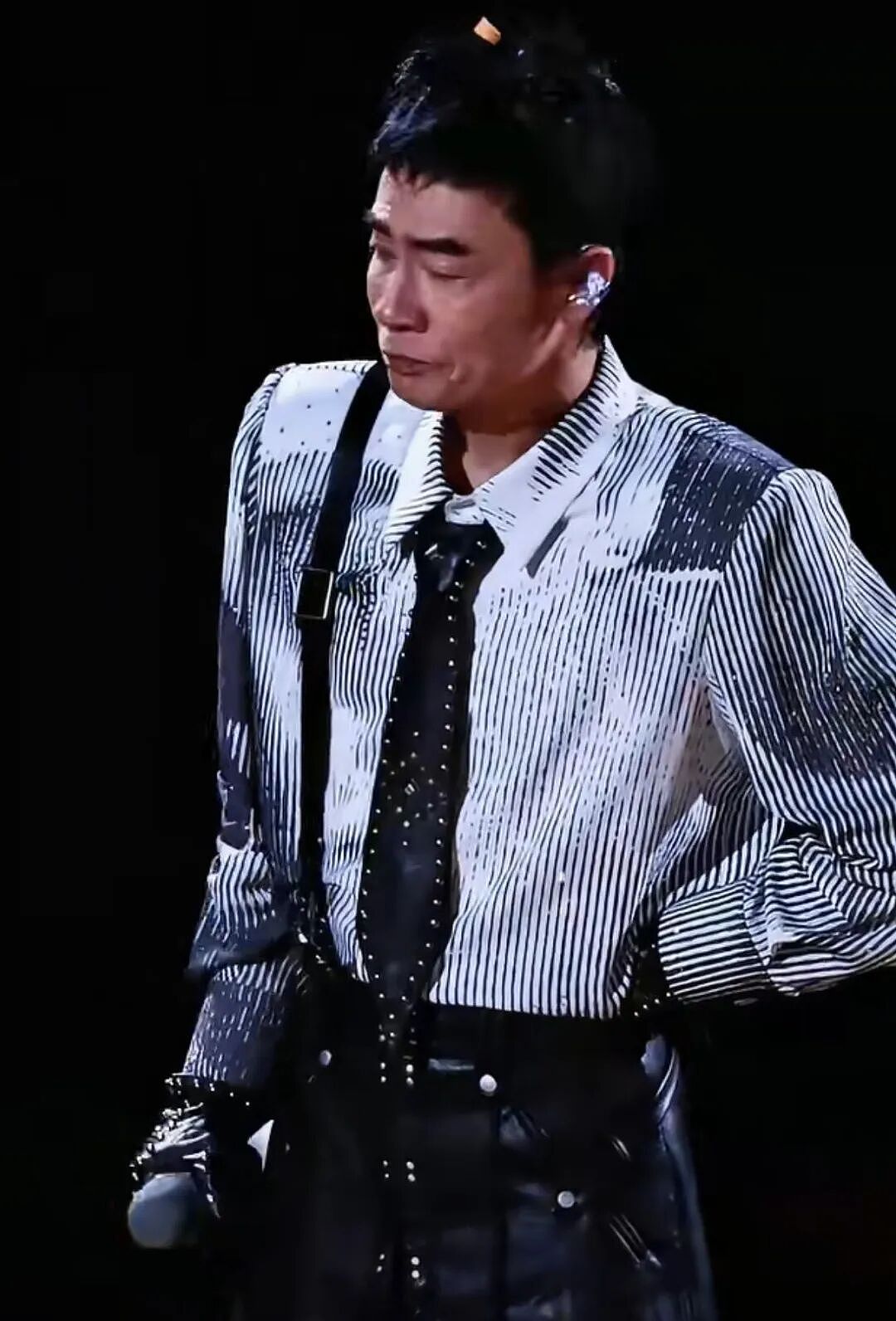 冲上热搜！陈小春演唱会现场落泪致歉！此前多位观众高喊“退票”（组图） - 1
