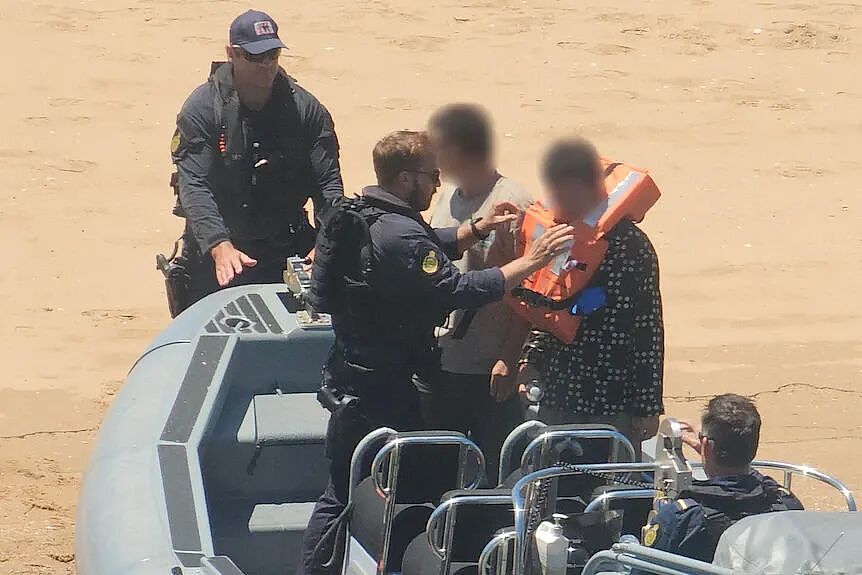 6名中国人乘船偷渡来澳被捕，神秘“第7人”在逃！澳洲偏远部落闯入神秘访客，揭开全球走私新路线 - 4