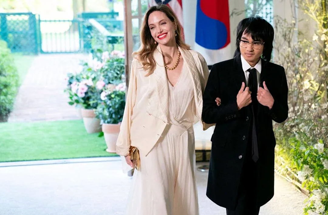 彻底决裂？皮特与朱莉大儿子正式剔除父姓“Pitt”！女儿毕业典礼皮特也未现身！六个孩子，四个公开与其划清界限了！ - 4