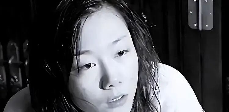 全网热议！19岁女孩裸身对峙50家媒体，一句质问，撕开世俗最虚伪的遮羞布（组图） - 6