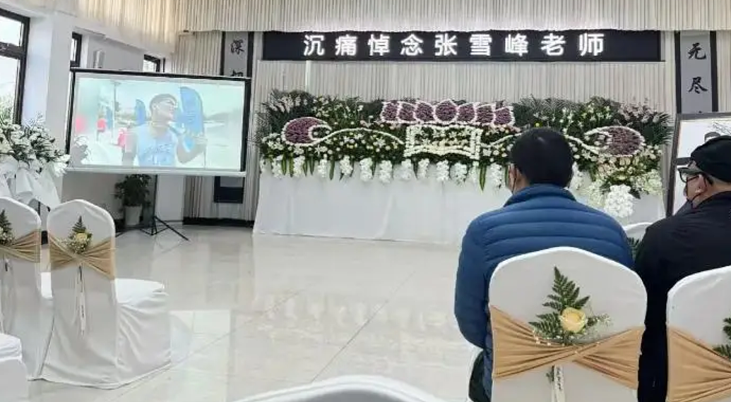 张雪峰追悼会现场万人送行吊唁，大批学子天不亮排长队！为何他会被这么多人纪念？ - 8