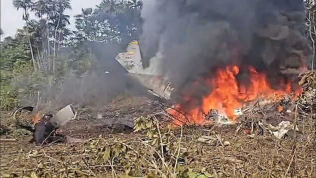 起飞即坠毁！哥伦比亚军机爆炸成火球，66人遇难背后疑云重重（组图） - 1