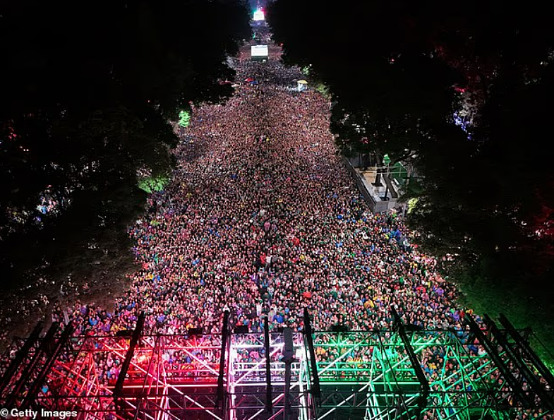 至少3死！墨西哥进世界杯16强引爆全国狂欢，百万人上街狂欢现场爆发踩踏 - 2