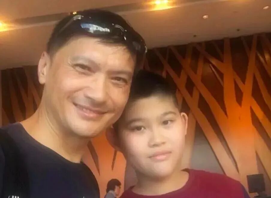 顶流男星为自闭症儿子退圈，如今18岁儿子公开露面，一家三口罕见同台（组图） - 6