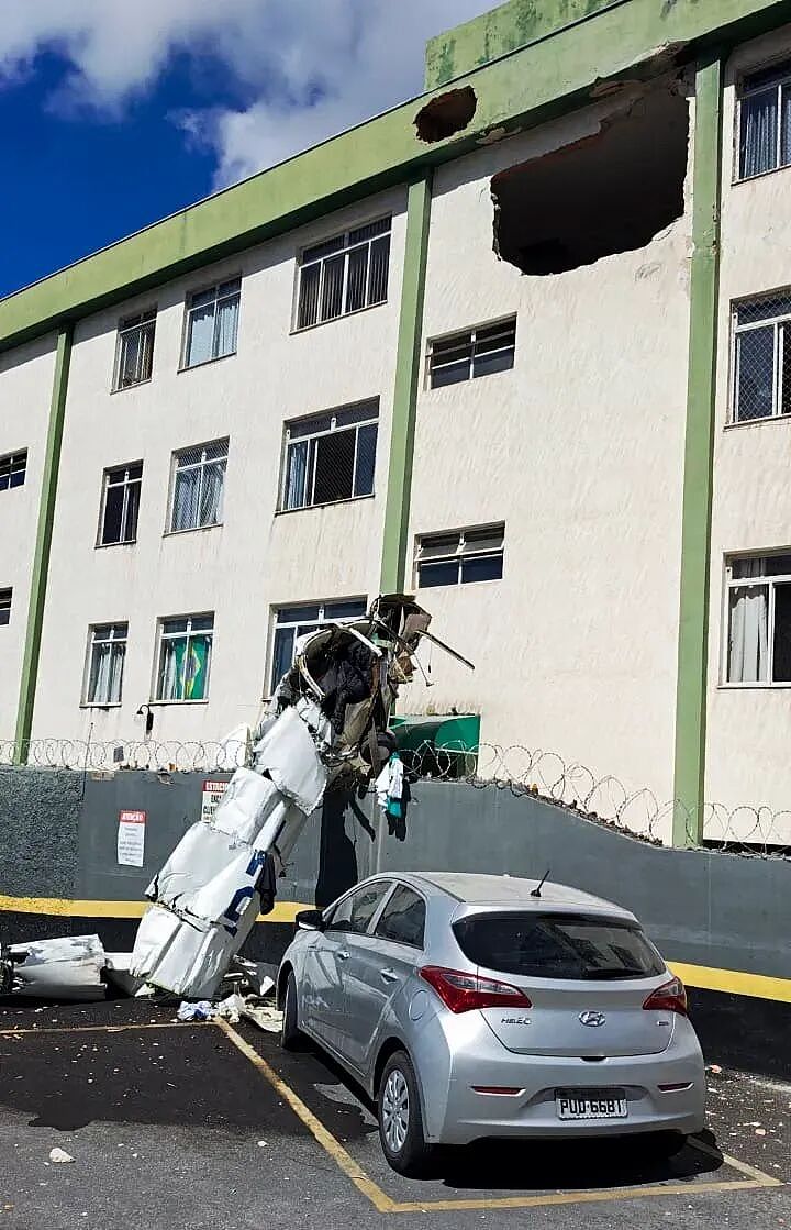 惨剧！飞机撞进居民楼致多人死伤，住户尖叫逃生，遍地残骸（组图） - 6
