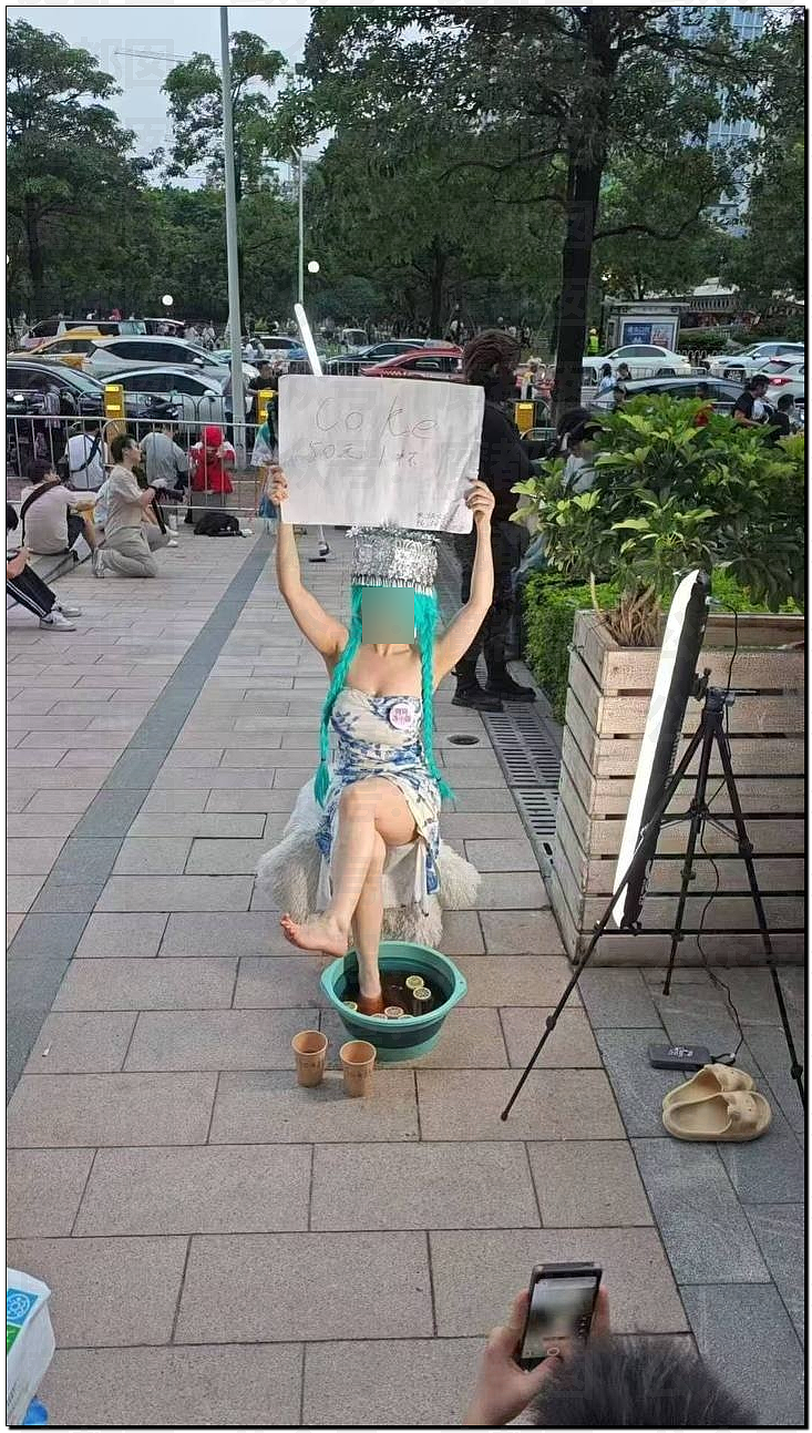 毁三观！中国女coser卖洗脚水，50元/杯遭哄抢（组图） - 1