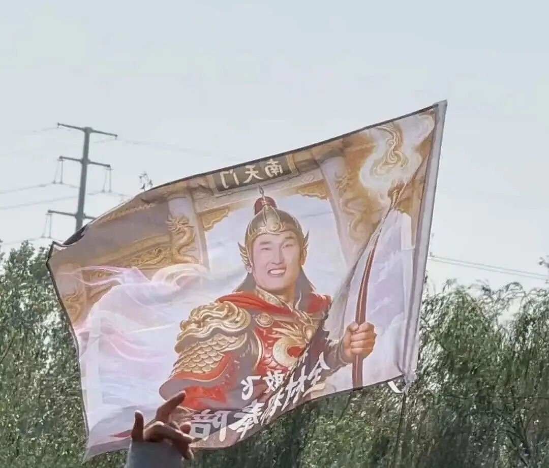 被骗3万的大衣哥,人设彻底立住了(组图) - 7