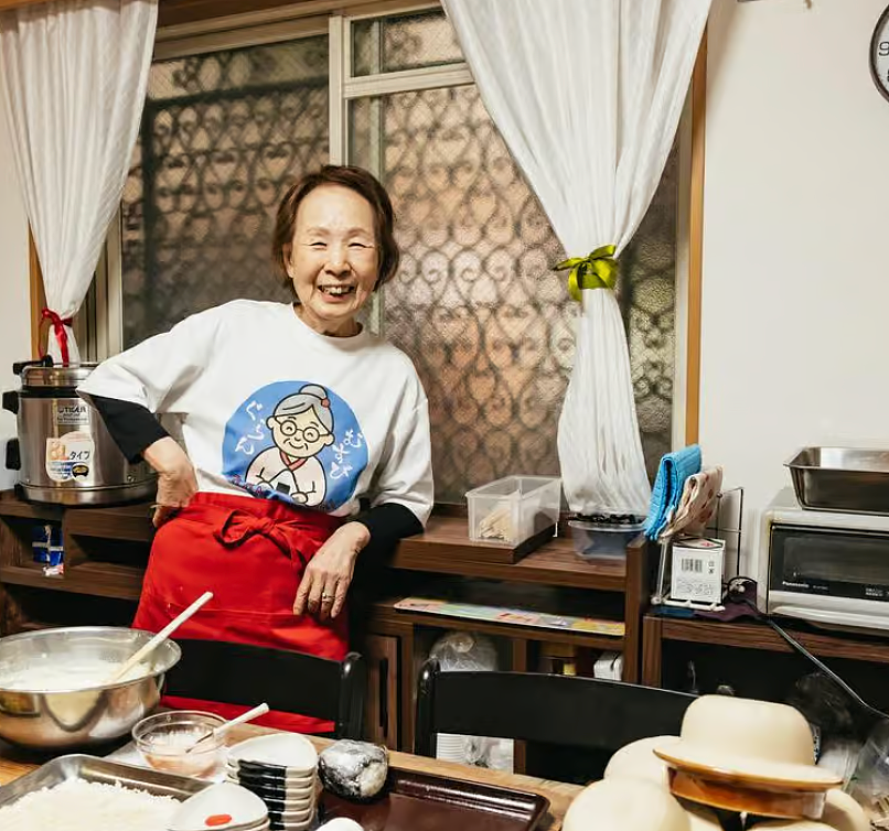 离谱!现在年轻人不去网红景点,开始排队找奶奶了? - 6