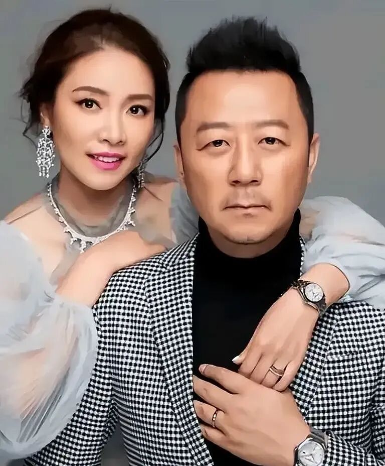 郭涛携小17岁妻子大理补拍婚纱照！儿子石头185cm帮妈妈提裙摆，20年恩爱藏不住（组图） - 4