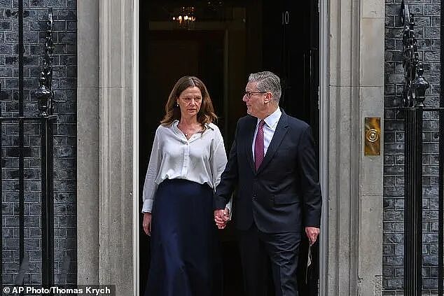 英国首相请辞唐宁街10号，遭到英国人嘲讽：早就该卷铺盖滚蛋了（组图） - 4