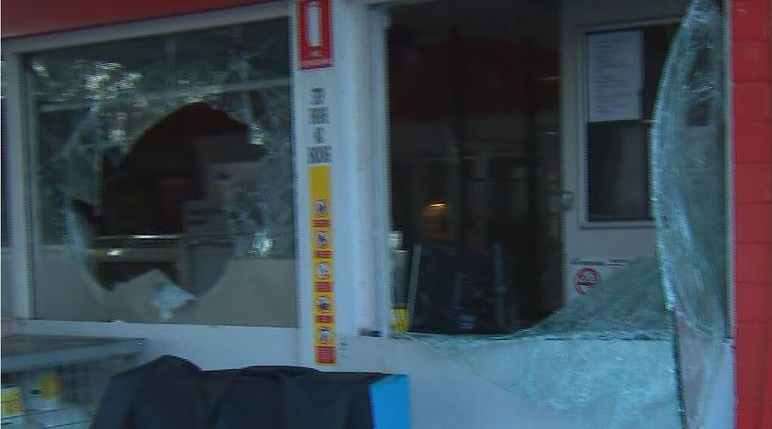 澳洲爆发大规模骚乱！商店、加油站被洗劫一空，车辆被焚，现场混乱不堪（组图） - 5