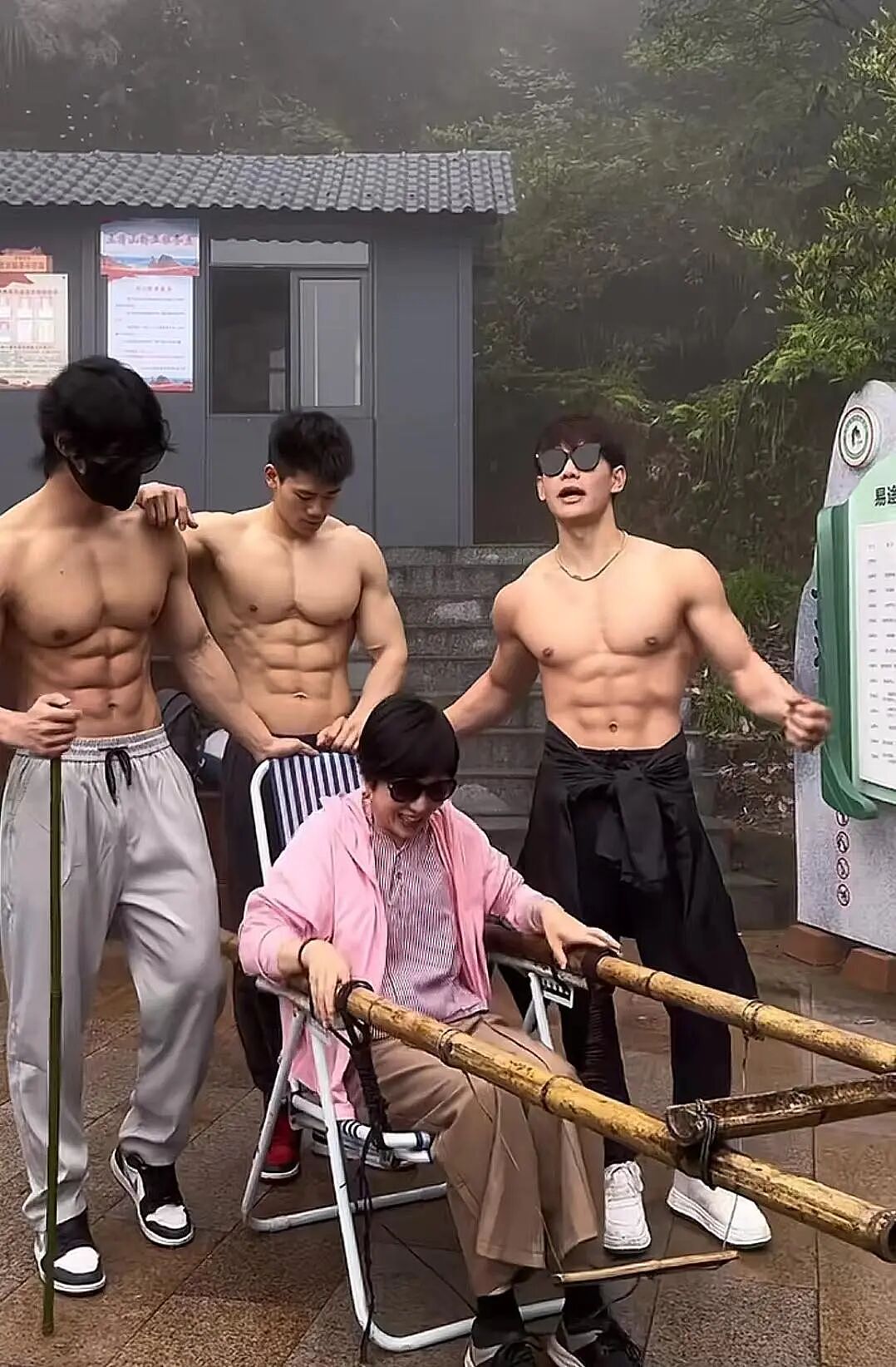 被官方痛批的“男菩萨”,让多少景区晚节不保?(组图) - 7