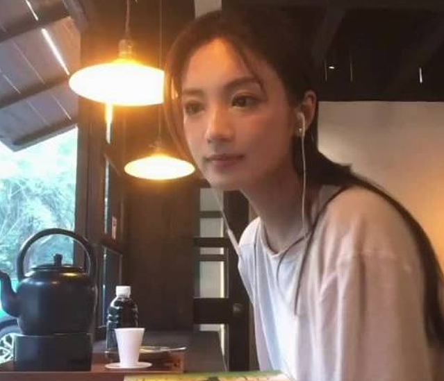 曝知名导演与大热小花恋情！深夜同宿、牵手撒娇，亲密画面曝光 - 5