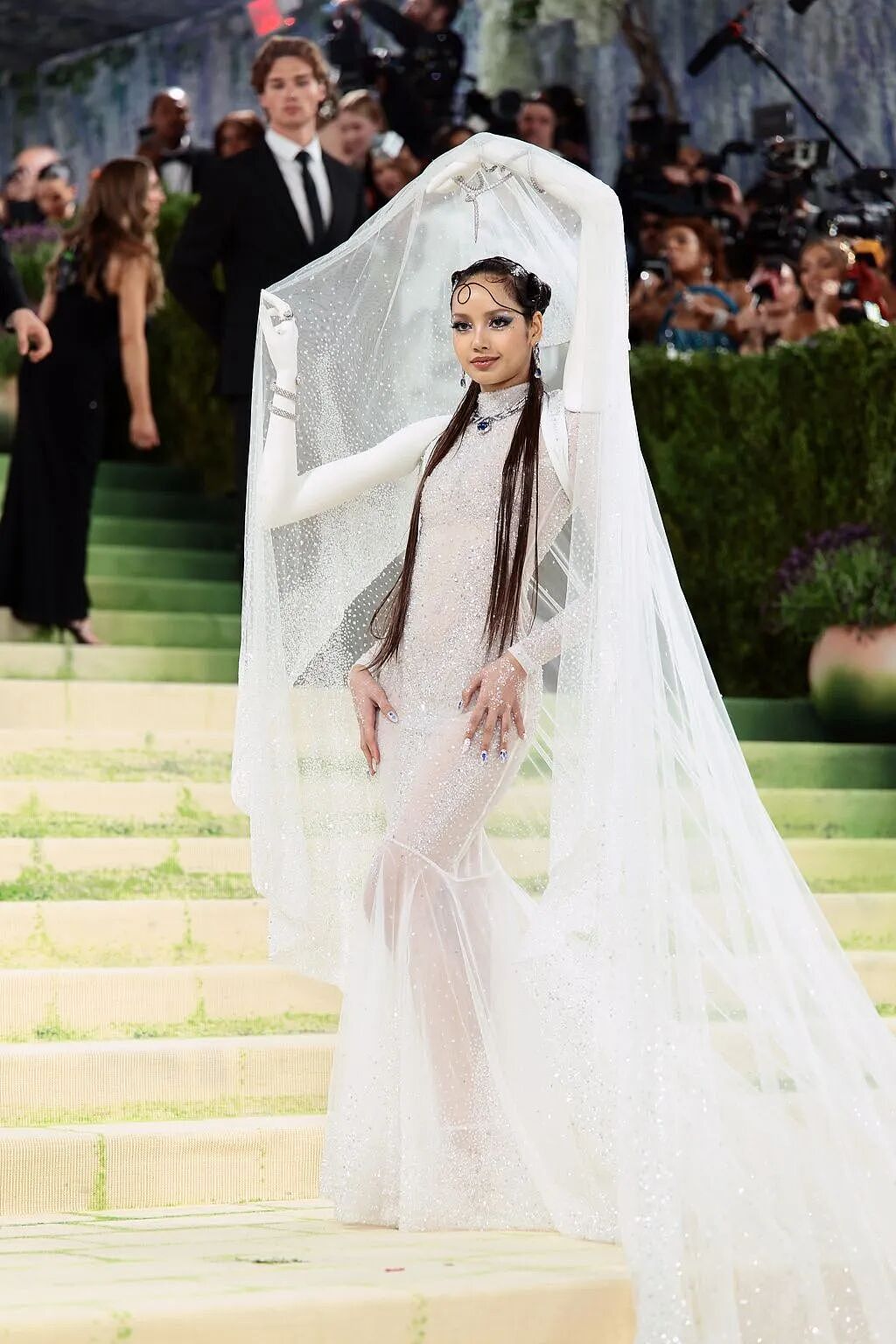 罕见炸场!BLACKPINK全员亮相Met Gala!Lisa大胆前卫,Jennie化身美人鱼(组图) - 5