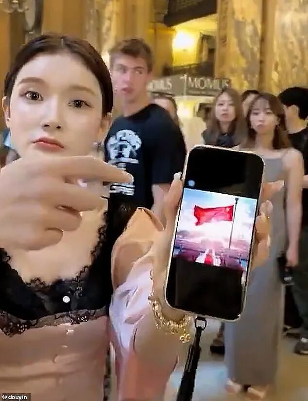 视频疯传！中国游客因为拍照与外国人起肢体冲突，“亮国旗反被骂”（组图） - 6