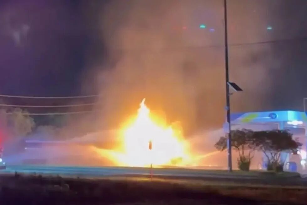 得州油罐车深夜撞车起火，载9000加仑汽油爆炸，司机严重烧伤（组图） - 3