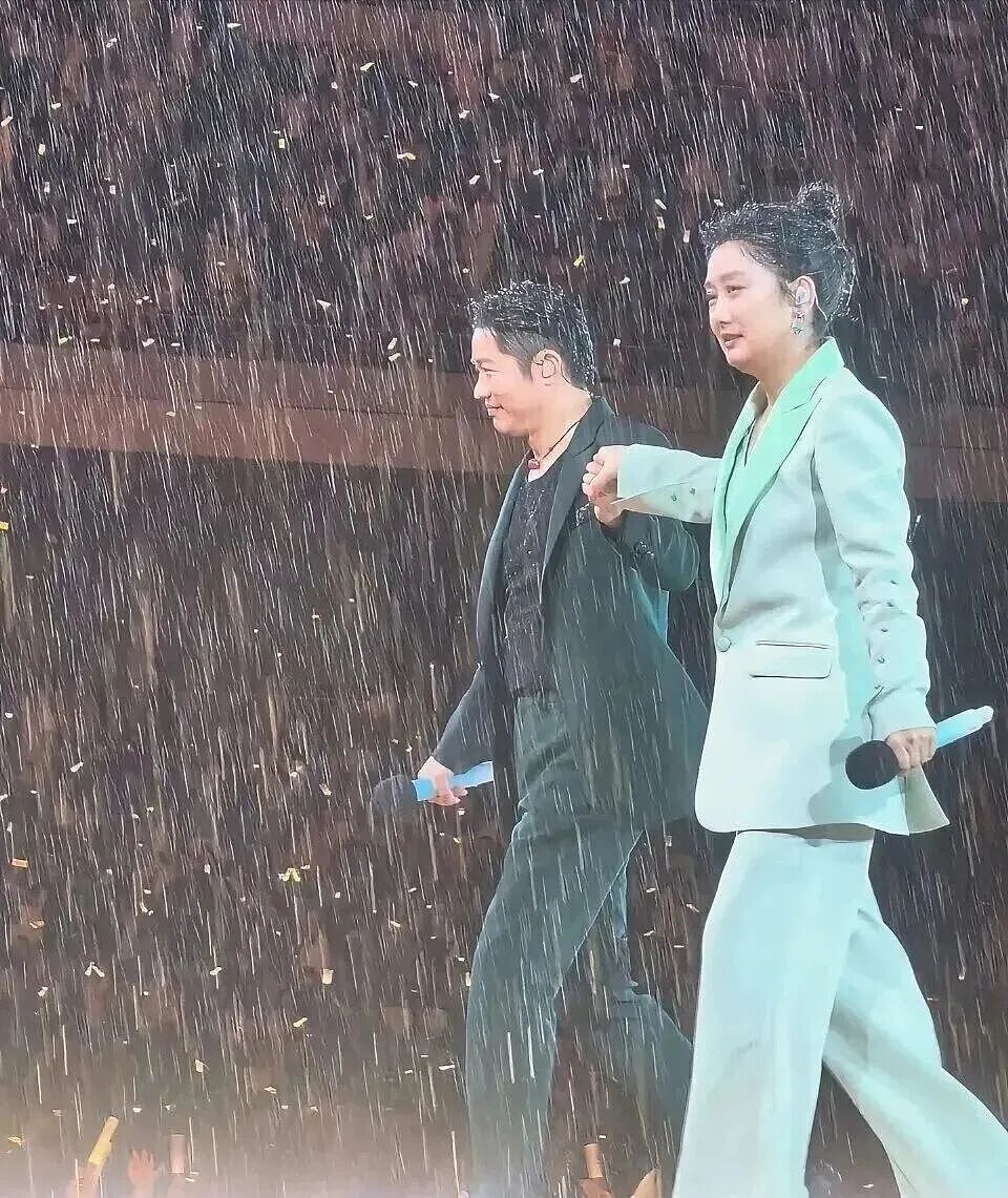 全网沸腾！凤凰传奇演唱会突遇暴雨，玲花被淋得睁不开眼却发型不乱（组图） - 3