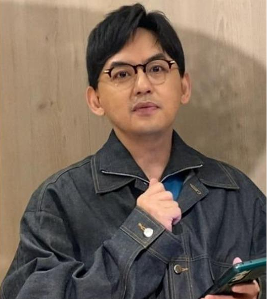 震惊华语娱乐圈!台湾男星黄子佼持2259部娈童视频,获刑1年半(组图) - 1