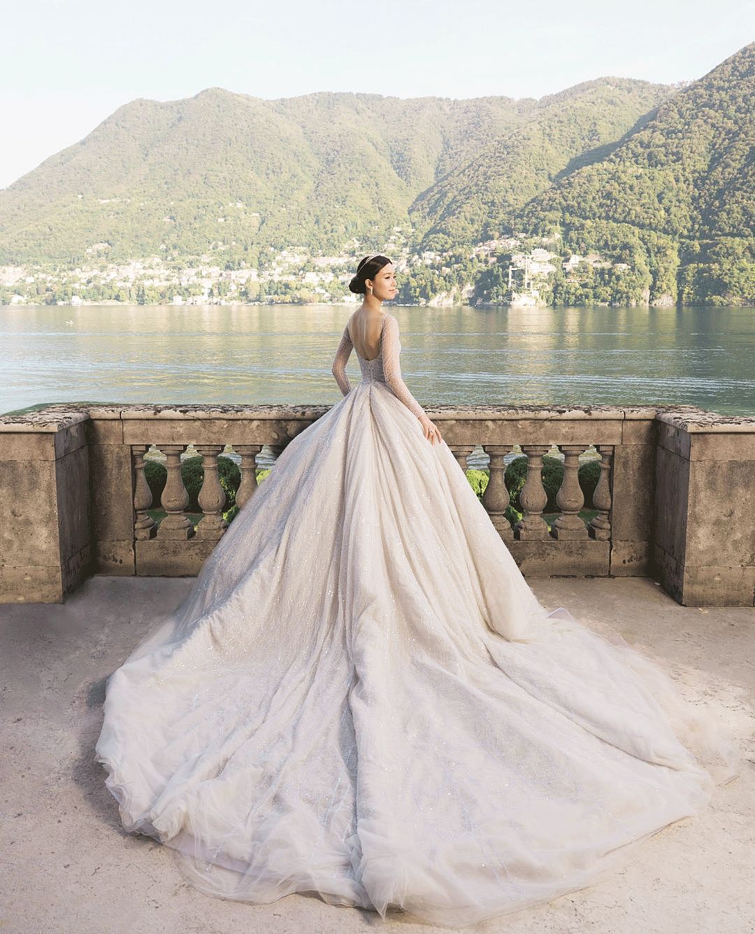 【时尚】2019最美新娘子们｜凡尔赛宫的婚宴，12套婚纱，8300个小时手工刺绣 - 88