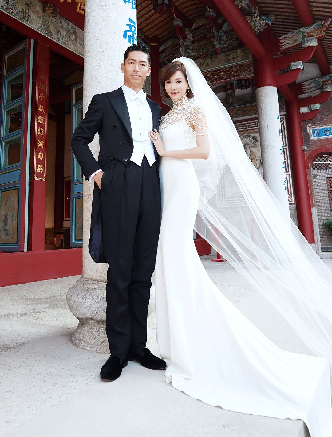 【时尚】2019最美新娘子们｜凡尔赛宫的婚宴，12套婚纱，8300个小时手工刺绣 - 32