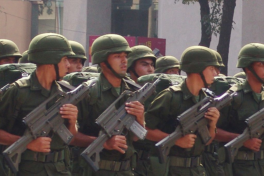 好枪在手，墨西哥军警却被毒贩包围，总统被迫释放毒枭｜轻武专栏 - 10