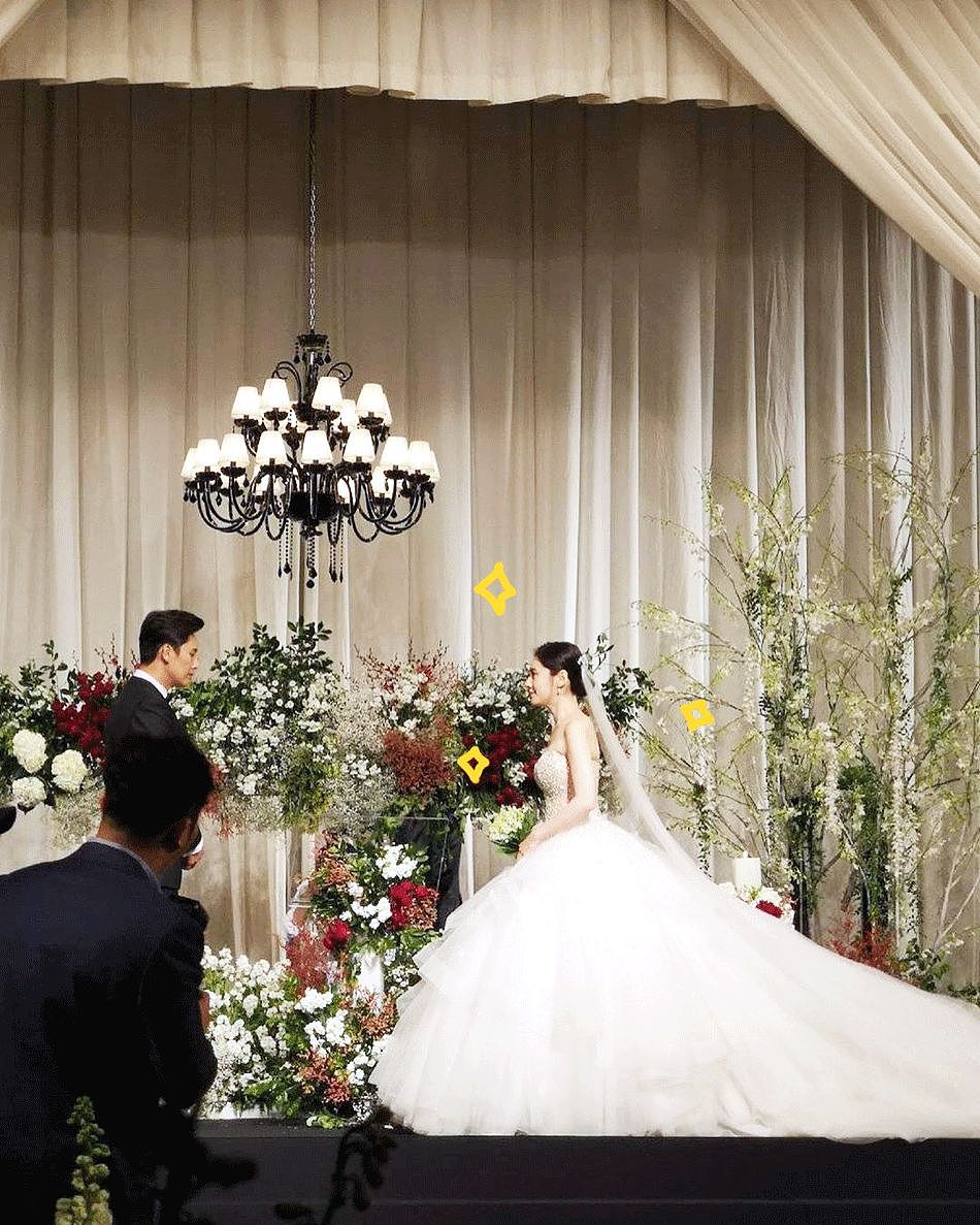 【时尚】2019最美新娘子们｜凡尔赛宫的婚宴，12套婚纱，8300个小时手工刺绣 - 101