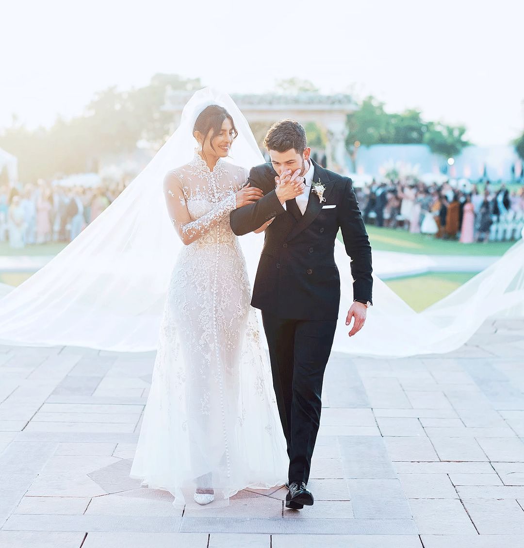 【时尚】2019最美新娘子们｜凡尔赛宫的婚宴，12套婚纱，8300个小时手工刺绣 - 35