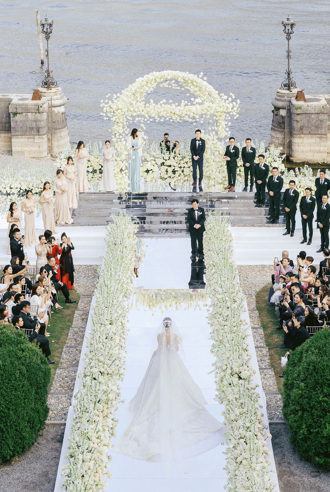 【时尚】2019最美新娘子们｜凡尔赛宫的婚宴，12套婚纱，8300个小时手工刺绣 - 84