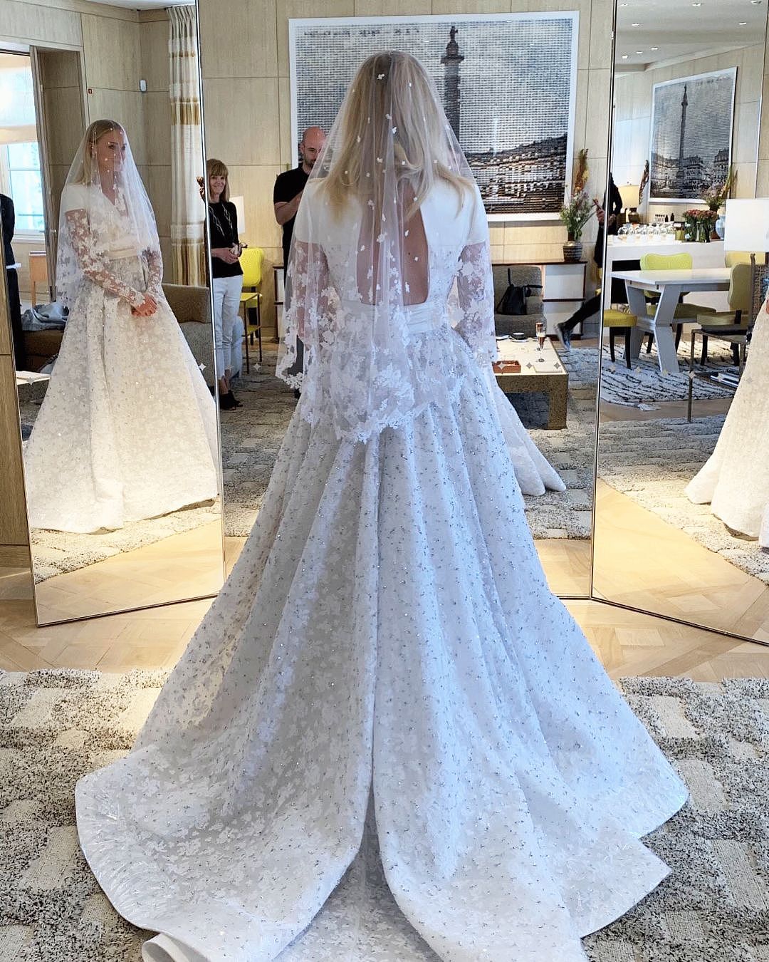 【时尚】2019最美新娘子们｜凡尔赛宫的婚宴，12套婚纱，8300个小时手工刺绣 - 145